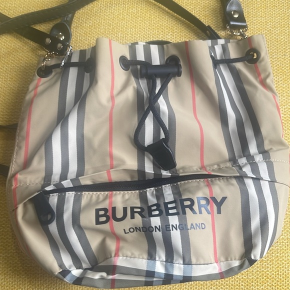 Authentic Burberry bucket bag - Picture 5 of 8